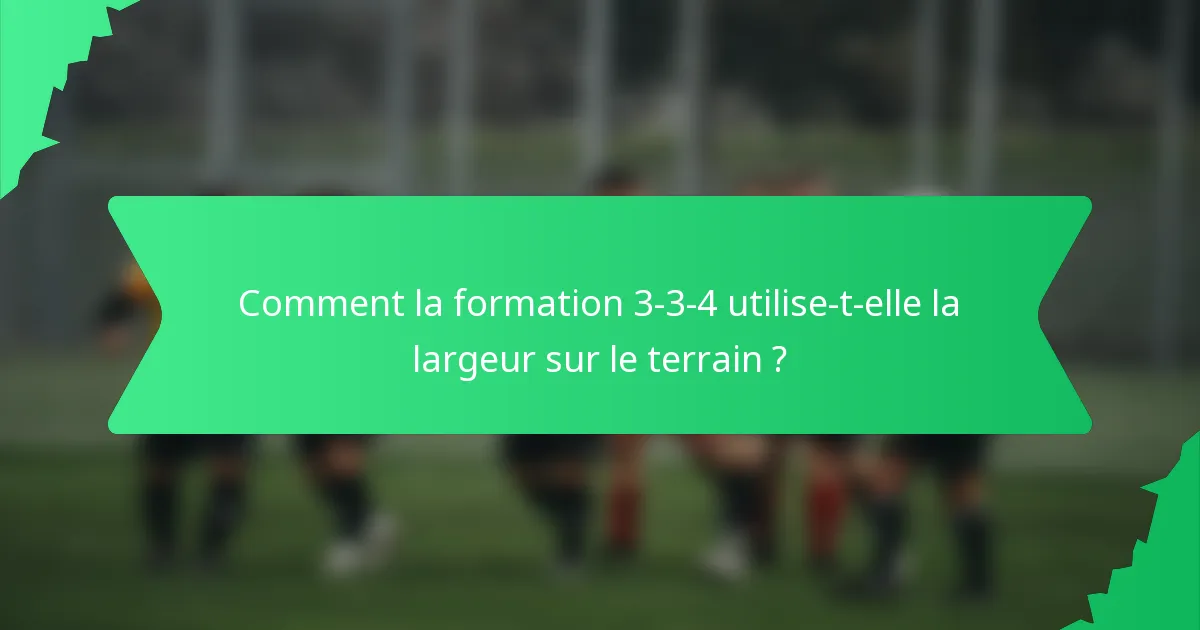 Comment la formation 3-3-4 utilise-t-elle la largeur sur le terrain ?